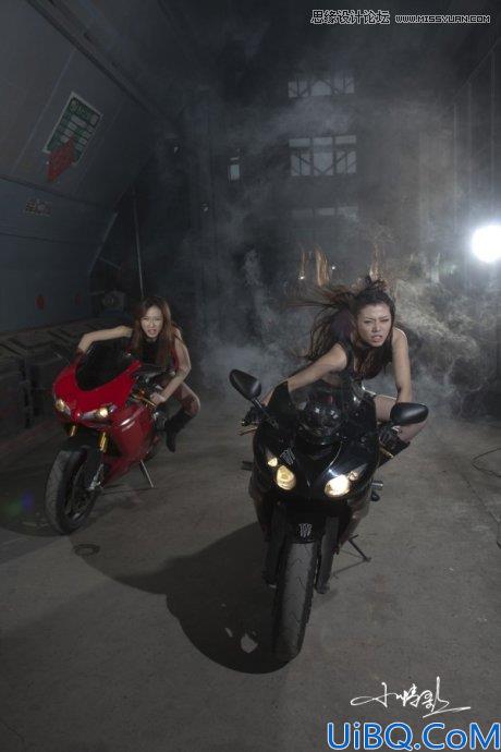 Photoshop合成远离灾难城市的女摩托车手
