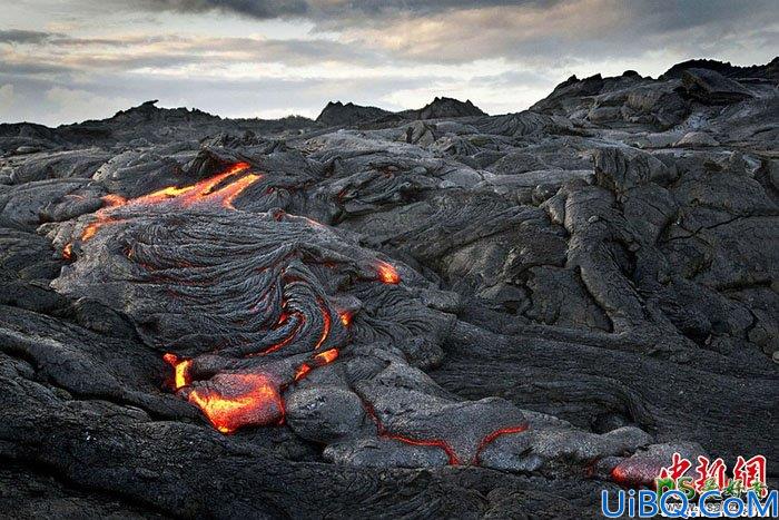 Photoshop利用火山岩浆及火山泥素材创意合成男士护肤品宣传海报