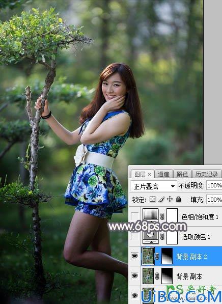 Photoshop美女调色：给阳光气质的成熟魅力女人外拍写真照调出深秋暗红色