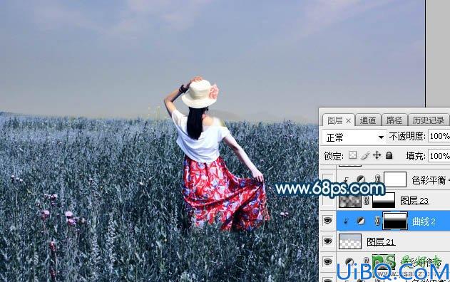 Photoshop给草原上的女生性感图片调出梦幻唯美的淡蓝色效果
