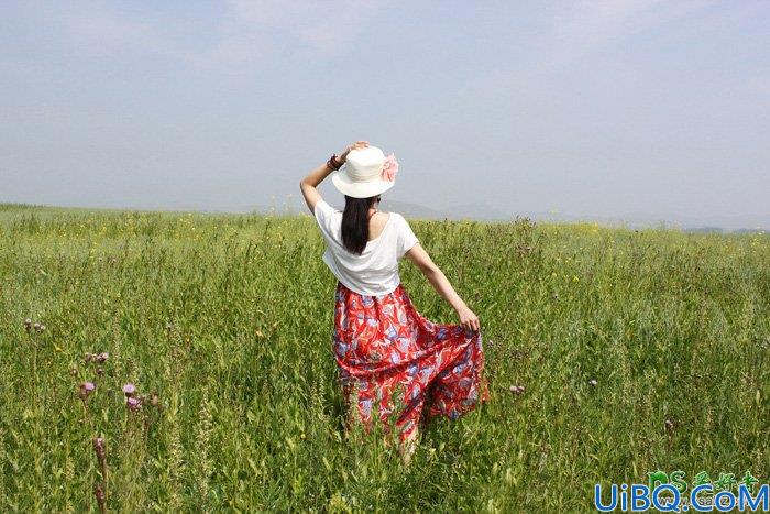 Photoshop调色教程：给田野中自拍的性感女生甜美照片调出唯美的蓝红色效