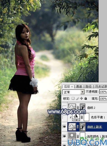 Photoshop绿色树林中自拍的超短裙美腿女孩生活照调出梦幻的冷紫