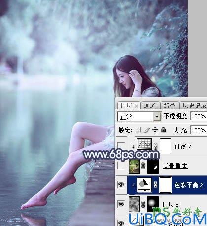 Photoshop调色教程：给水塘边的清纯玉腿美少女写真图片调出唯美的青蓝色