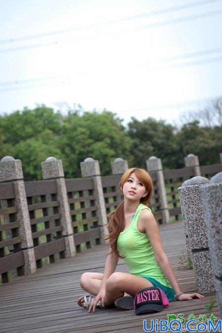 Photoshop美女照片调色：给公园木桥上自拍的可爱女生照片调出唯美橙色