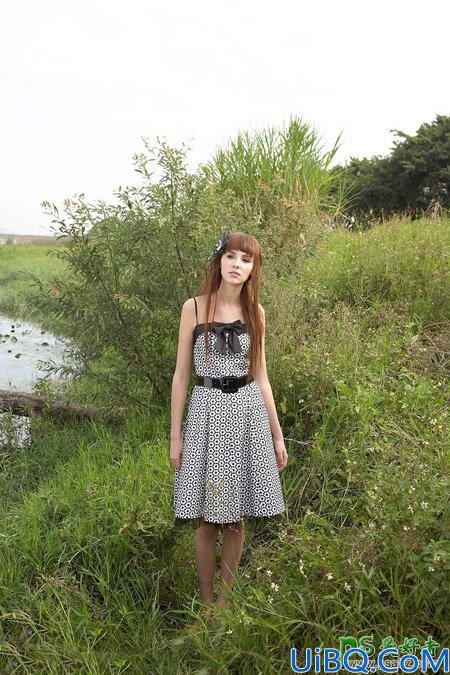 Photoshop给荒野中自拍的性感欧美美女唯美照片调出温暖的霞光色