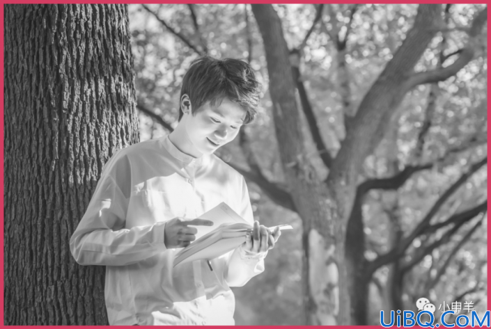 抠人物，在Photoshop中抠出帅气男生在校园树林里看书的场景