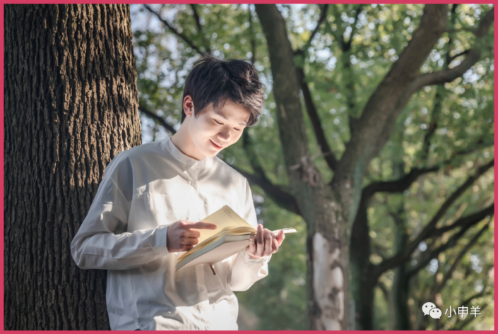 Photoshop给帅气的男生照片抠图，抠出帅气男生在校园树林里看书的场景。