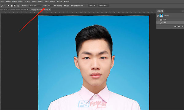 Photoshop证件照换底色教程：利用抠图技术快速给男子证件照片换底色。