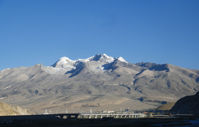 Photoshop合成案例教程：用雪山加月亮素材图合成出超级大月亮自然场景。