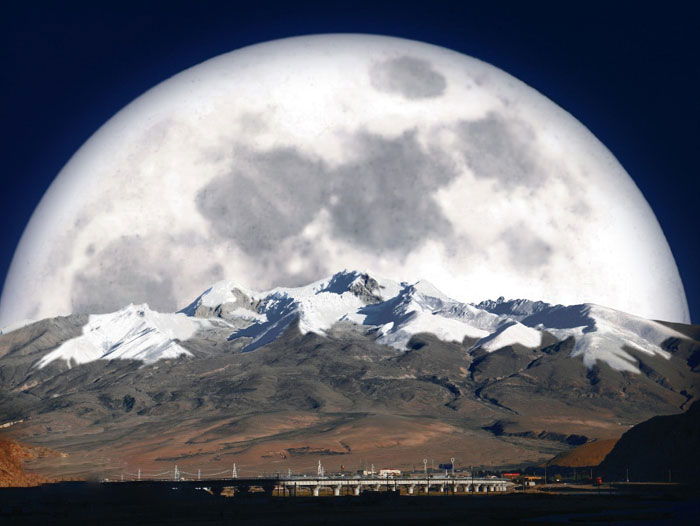 Photoshop合成案例教程：用雪山加月亮素材图合成出超级大月亮自然场景。