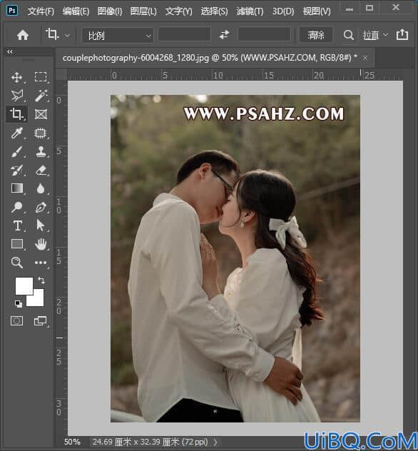 Photoshop给一对热吻中的情侣户外写真照调出淡雅温馨的画面。