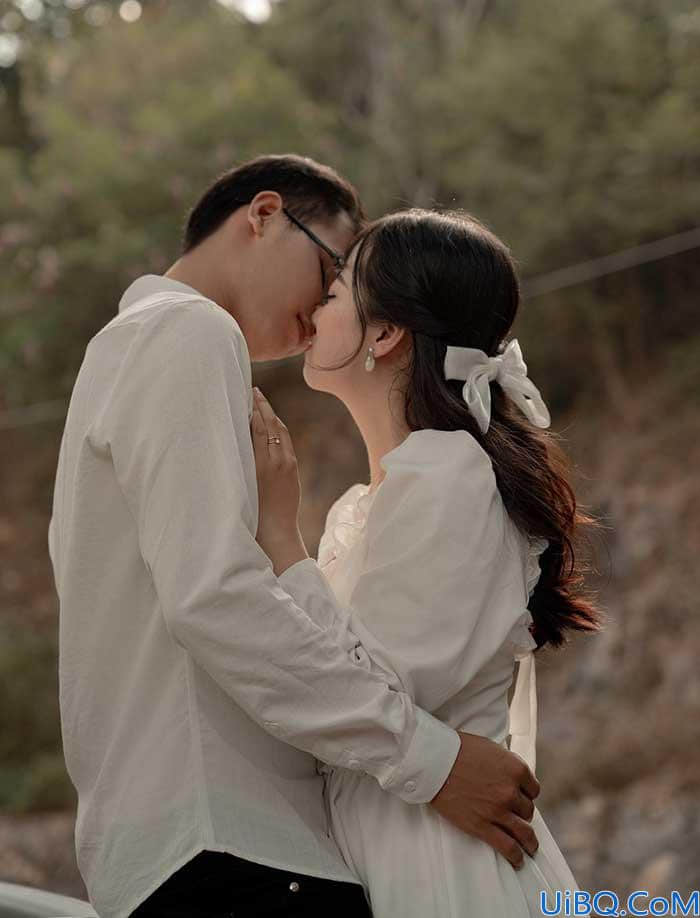 Photoshop给一对热吻中的情侣户外写真照调出淡雅温馨的画面。