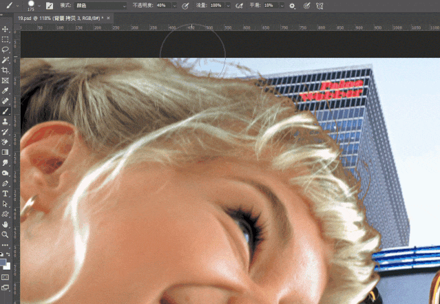 Photoshop抠发丝教程：利用图层混合模式抠出金发女孩的碎发丝。