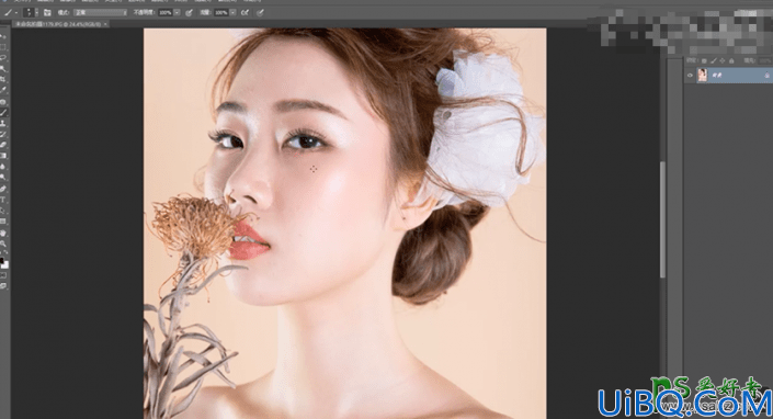 Photoshop人物皮肤美化教程：利用精修技术给美女肖像修出精致的皮肤。