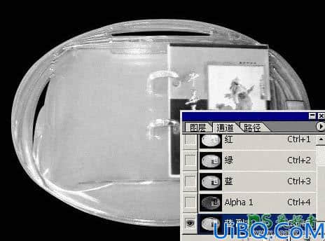 Photoshop半透明物体抠图：利用通道选区工具抠出透明的塑料盒。