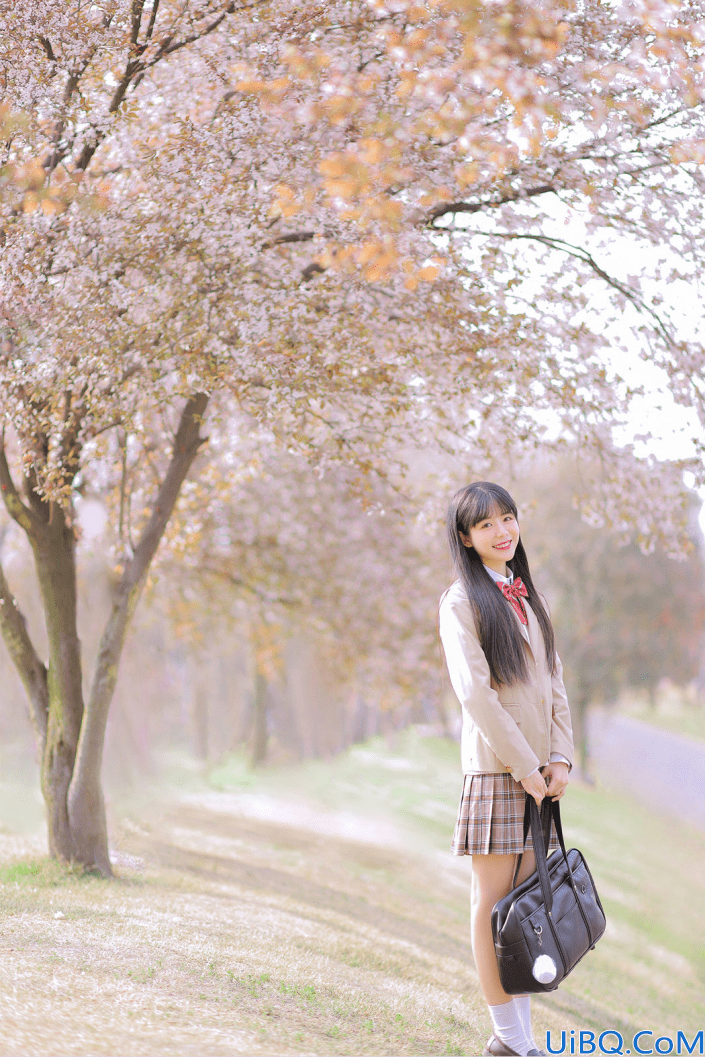 Photoshop给樱花树下拍摄的少女写真照调出日系小清新效果。