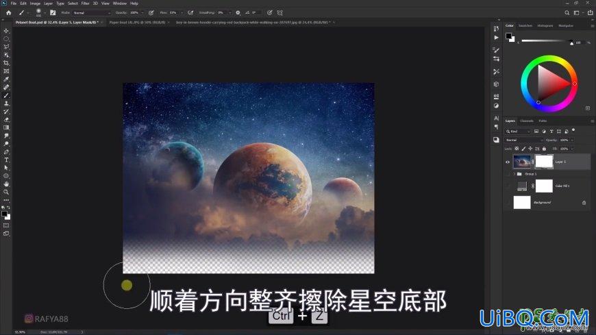 PS合成乘坐折纸船在水面上漂流的小男孩儿场景。