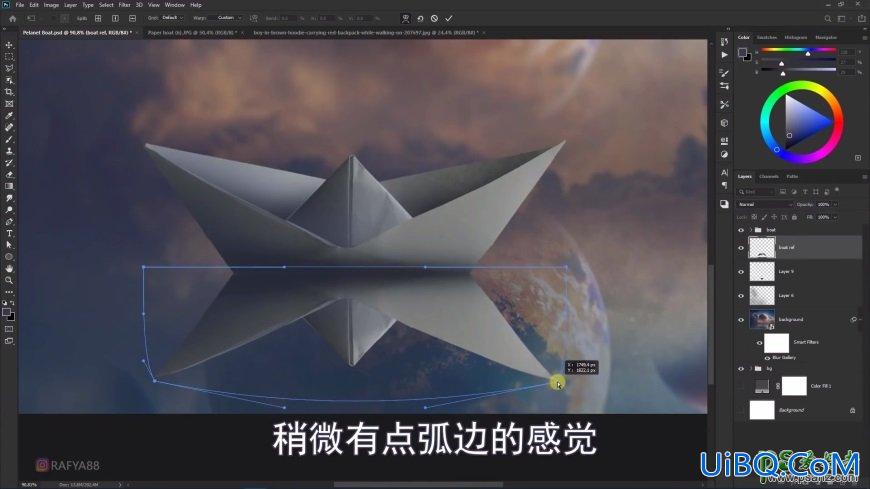 PS合成乘坐折纸船在水面上漂流的小男孩儿场景。