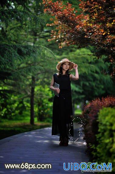 PS给公园小路上自拍的漂亮女孩儿生活照调出灿烂的黄褐色