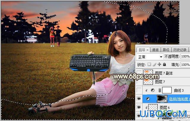 Ps给公园中手拿电脑键盘自拍的广告美女外景照调出温馨的黄色调