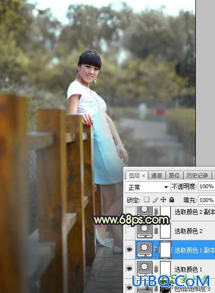 PS给景区木桥上拍摄的中年女人写真图片调出唯美的曦色