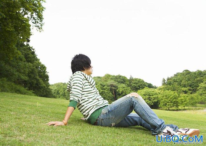 PS给草坪上拍摄的可爱暖男外景照调出唯美紫色霞光效果