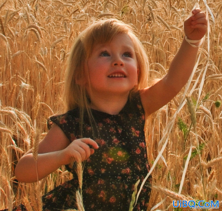 PS给金秋时节麦田中拍摄的可爱儿童写真照调出漂亮的暖黄