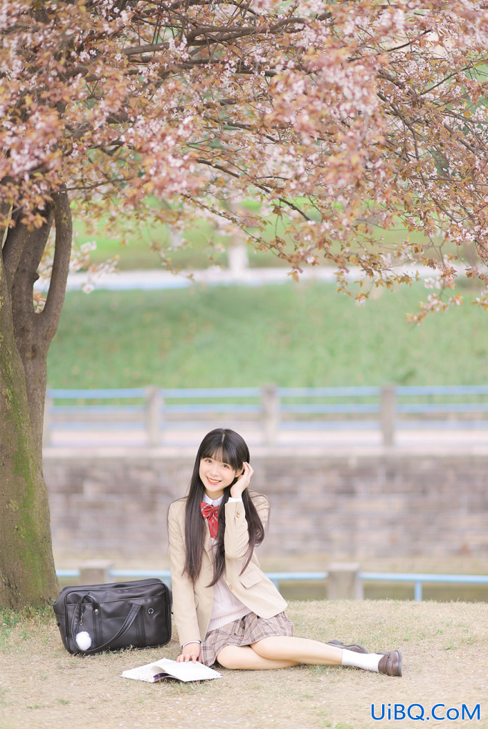 PS给樱花树下拍摄的少女写真照调出日系小清新效果。