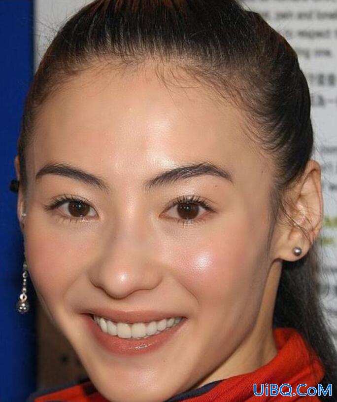 PS给美女明星人物照片磨皮,让皮肤看起来更光滑细腻。