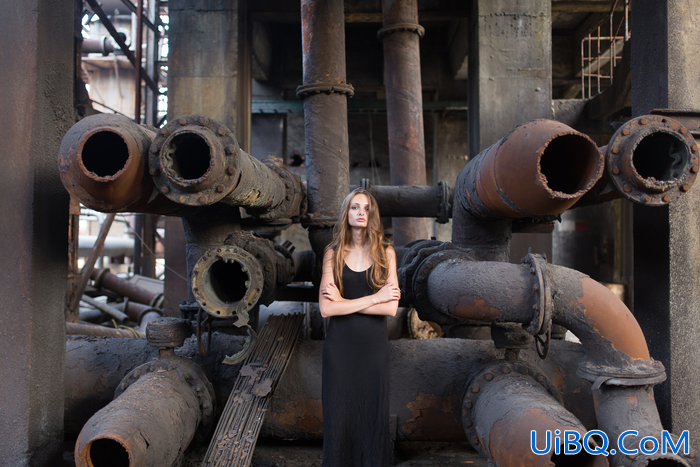 photoshop给废弃工厂里拍摄的欧美美女照片调出有质感的蓝色。